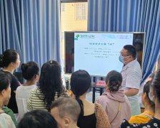 医院儿保中心医师对来义诊的儿童进行了一对一问诊