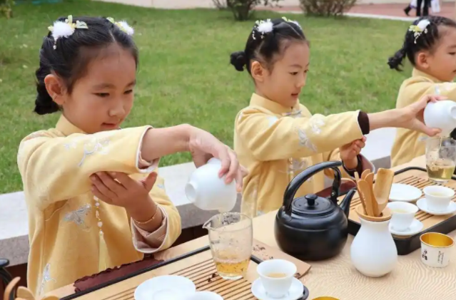 学生课堂上的专心投入文明有序生动展现了校园养成教育的育人成效