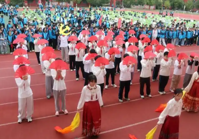 促进不同学段学生之间的交流为给互相学习的渠道